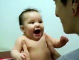 Cười đau bụng với khuôn mặt em bé khi bị bố dọa