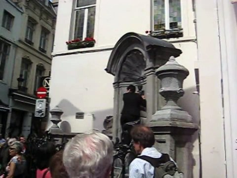 БЕЛЬГИЯ, БРЮССЕЛЬ, как переодевают писающего мальчика