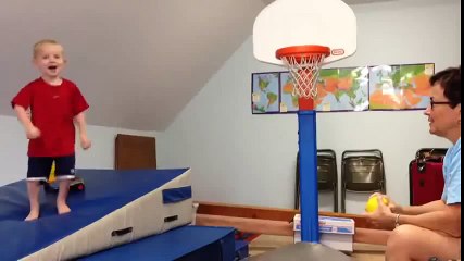 Pequeño Niño basquetbolista