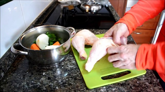 Куриный суп с вермишелью. Испанская кухня