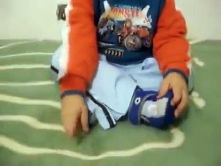 Kırmızı Başlıklı Kız Hikayesini anlatan ufaklık