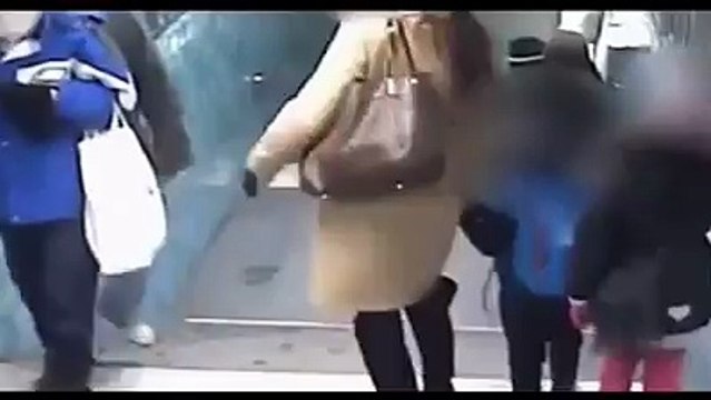 CCTV footage of pickpocket attack Woman after she rumbled his pickpocket attempt