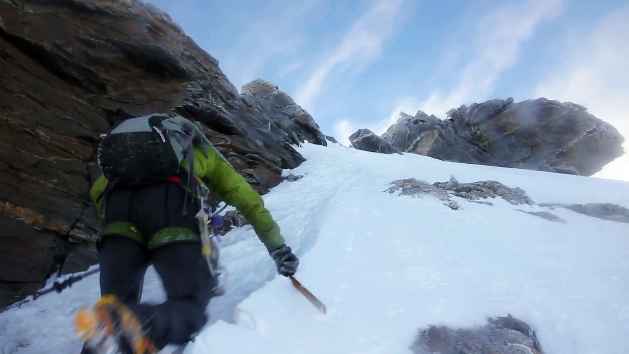 Ascension vers l'arête sommitale de la Dent d'Herens (4171m, Suisse)