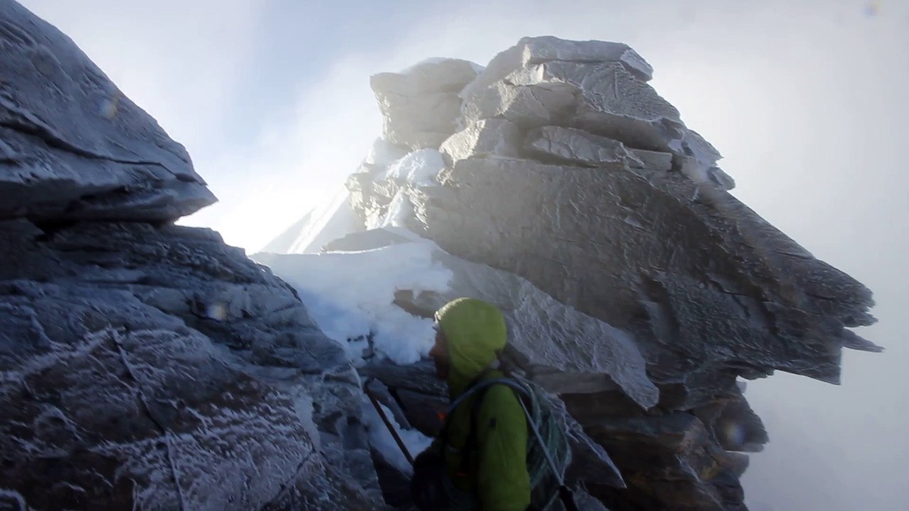 SOUS L'ARÊTE SOMMITALE DE LA DENT D'HERENS (4171M, SUISSE)