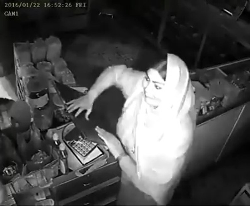 Dakko Rani Nay Kr diya Dukan Ka Safaya -Decoity In FSD CCTV Video-Top Funny Videos-Top Prank Videos-Top Vines Videos-Viral Video-Funny Fails