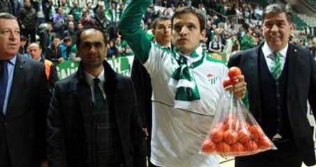 Batalla, Taraftarın Önünde İmzaladı