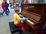 Il bambino di 8 anni che suona Chopin senza aver mai studiato pianoforte