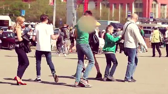 Деньги решают всё - Лапанье в Машине, Лизать Подошву, Прыжок в Пруд