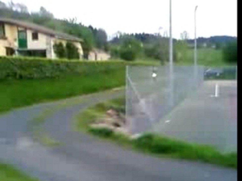 regis fait du scooter