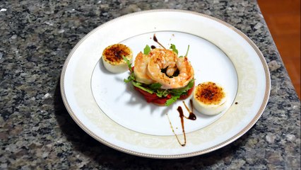 Салат из рукколы с карамелизированным козьим сыром и креветками