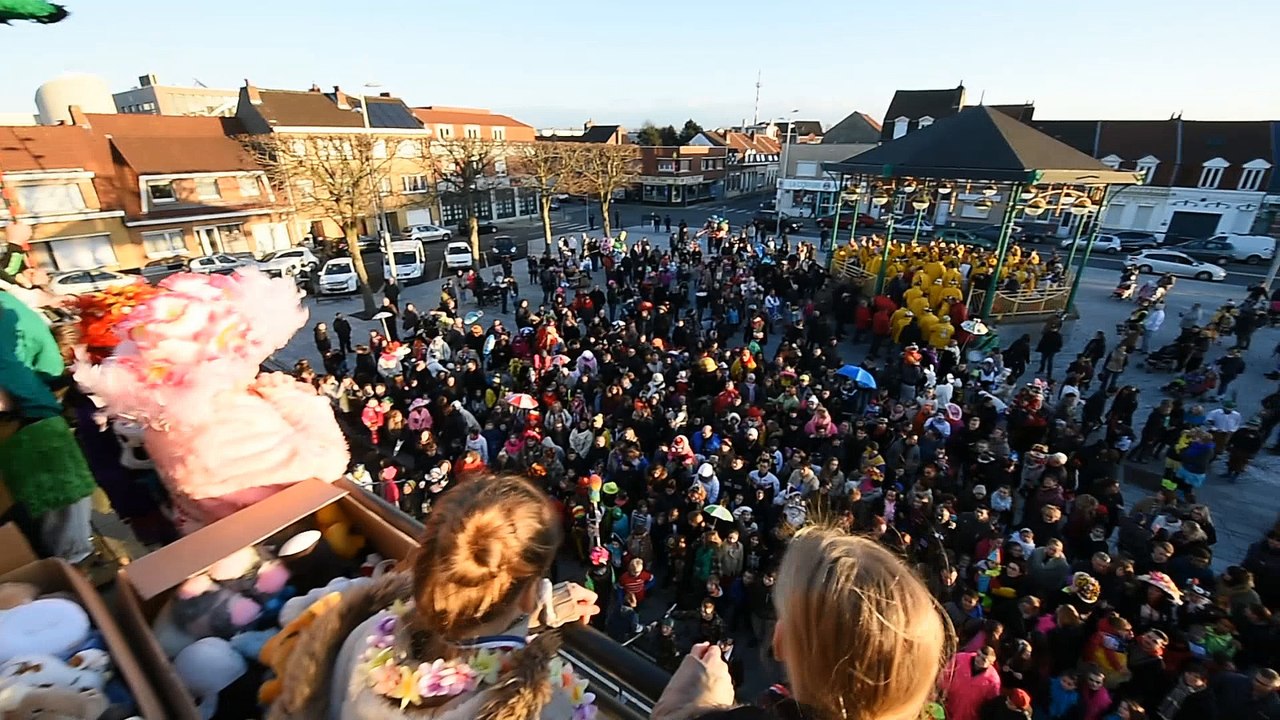 Saint Pol sur Mer: lancé de peluches au carnaval enfantin 2016.