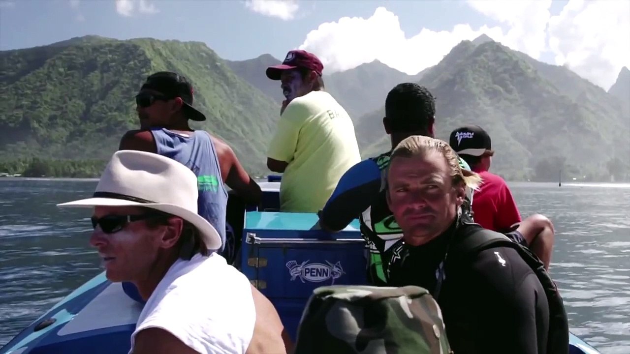 На гребне волны - серфинг во всей красе!