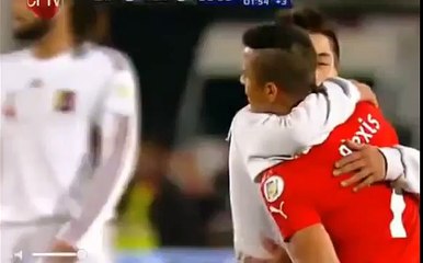 Un hincha entra a la cancha y abraza a Alexis Sanchez
