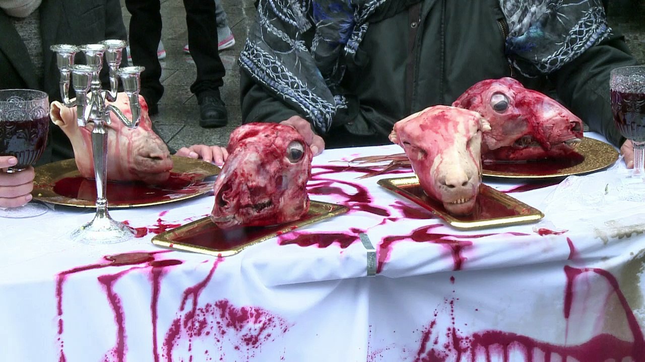 Vegan-aktivisten: mit schafsköpfen gegen fleischkonsum
