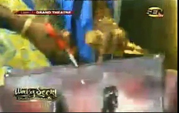 WALY SECK détruit son sac à main en direct du grand theatre