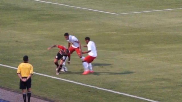 Centurión deixa adversário perdido com caneta de letra