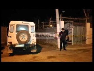 Report TV - Tiranë, Babai qellon me thike dy vajzat