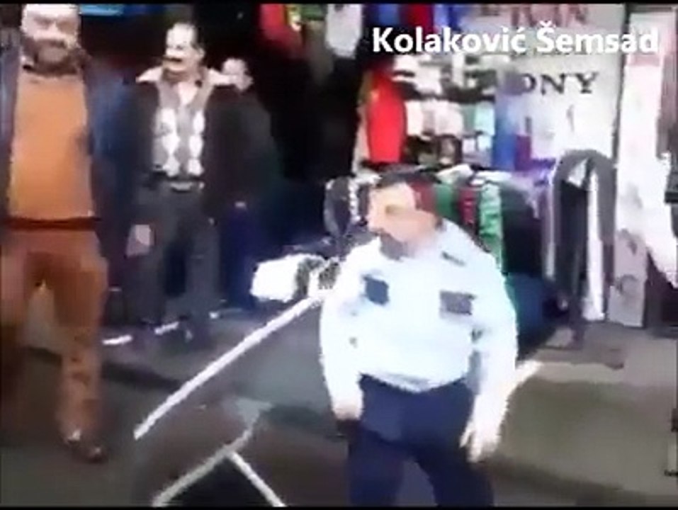 Hombre pequeño de mal caracter