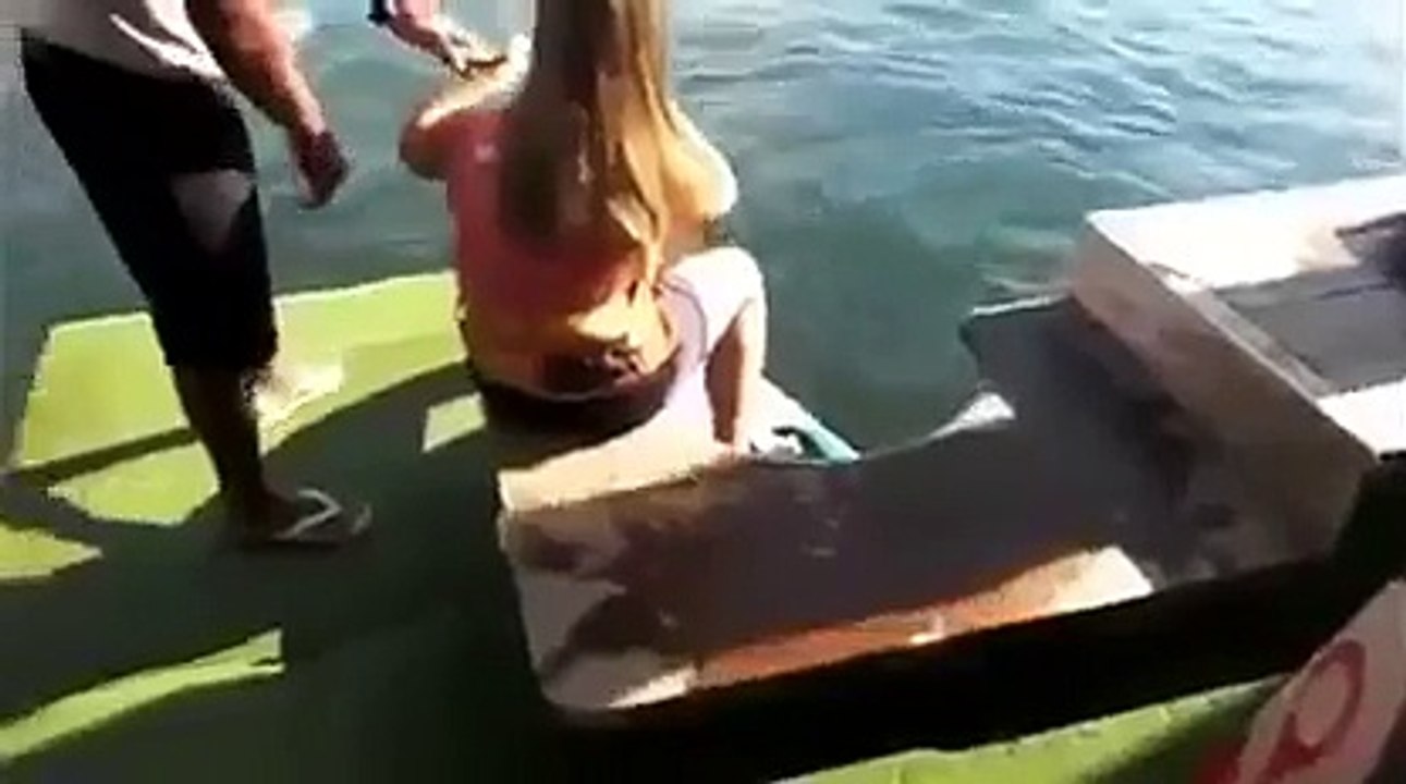 Девушка на вейкборде кушает.чудеса! Bir wakeboard, su kayağı üzerinde. Girl on a wakeboard