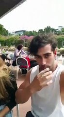 Cette jolie fille cache quelque chose de très spéciale dans son bikini