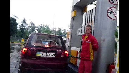 Женщины на заправке. Подборка авто приколов