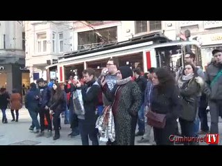 Dakikalarca sanatçıyı izleyip fotoğraf çektiler