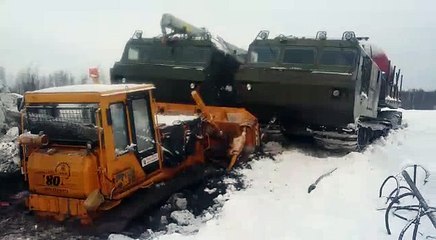 Два Витязя вытягивают трактор из болота в Якутии