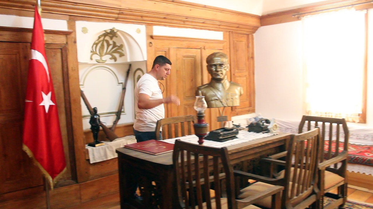 ŞUHUT ATATÜRK EVİ ATATÜRKÜN KALDIĞI ODA . HABİB AKALIN