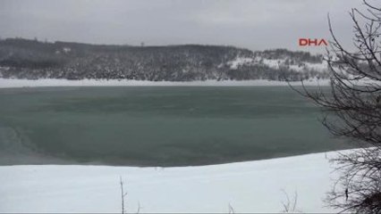 Tokat'ta Soğuk Hava Üçoluk Göleti'ni Dondurdu