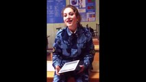 Kazak şarkısı söyleyen billur sesli Rus kızı