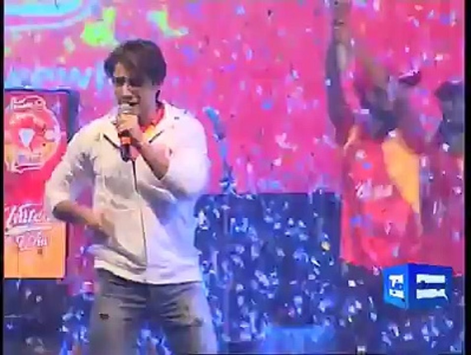 پاکستان سپر لیگ کیلئے اسلام آباد یونائیٹڈ کا ترانہ علی ظفر کی آواز میں - ali zafar sining islamabad united anthem