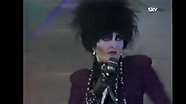 SIOUXSIE & THE BANSHEES – WHEELS ON FIRE Lip sync ('Pop Formule', TROS Dutch TV, 16 Jan 1987)