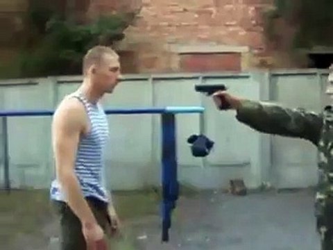 Yüzüne Silah Doğrultulmuş Asker Bakın Nasıl Kurtuluyor.. Yok