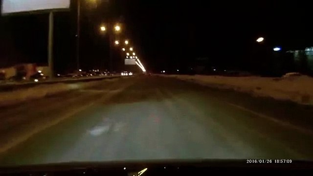 На Объездной дороге автомобили массово улетают в снежные валы