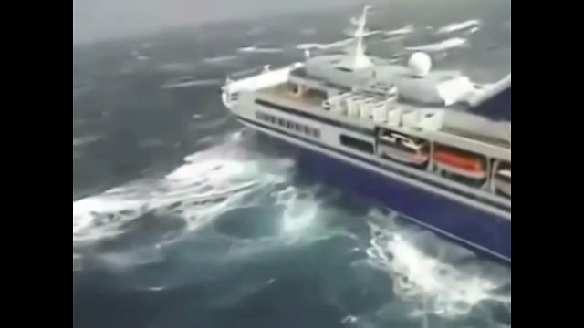 Круизный лайнер попал в шторм, взгляд снаружи судна и внутри