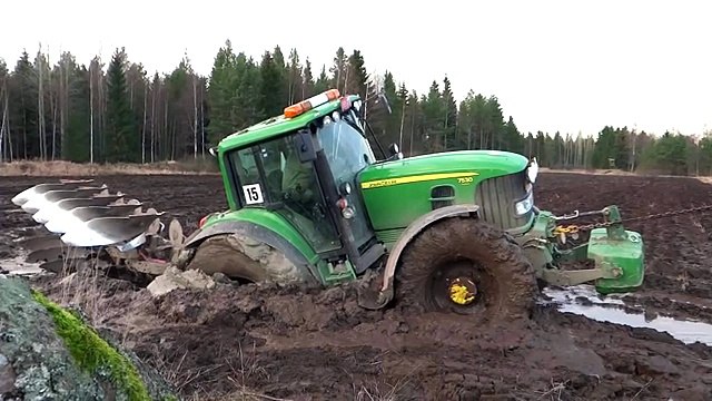 Трактор John Deere 7530 застрял в грязи