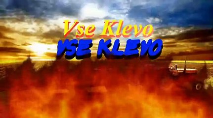 Трактор в речке перевернулся. Tractor overturned in the river. 拖拉機翻倒在河裡。トラクターは川で転覆。