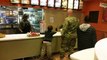 Un soldat américain paye un repas à 2 enfants pauvre affamés!