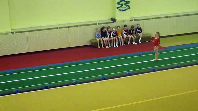 Аня, спортивная гимнастика, опорный прыжок (2) (24.12.2010)