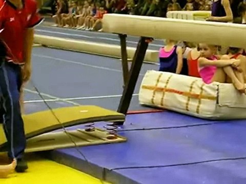 Аня Максимова 5лет спортивная гимнастика бревно