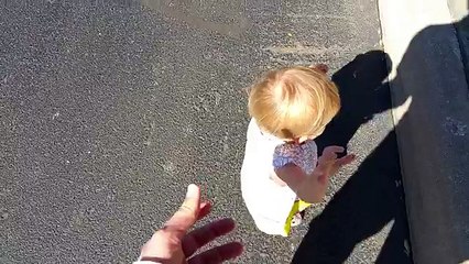 Un papa fait peur à sa fille avec son ombre