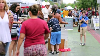 À 40 ans, cette femme montre son corps aux passants avec un message fort entre les mains...