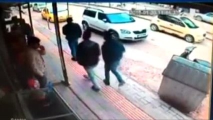 Tırın, 16 Araca ve Caddedeki İş Yerlerine Çarpma Anı Güvenlik Kamerasında