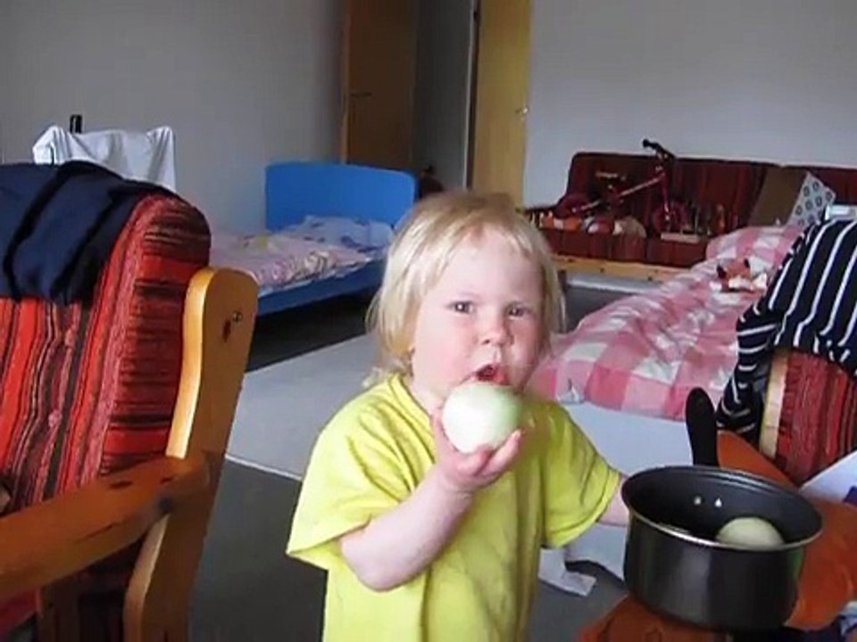Funny Baby Eats Onion !!!