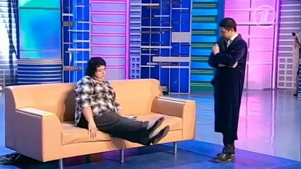 Жена вернулась с встречи выпускников.)