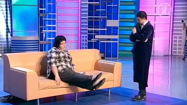 Жена вернулась с встречи выпускников.)