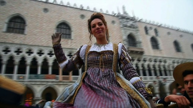 Lancement du carnaval de Venise avec le saut de l'ange à Saint-Marc