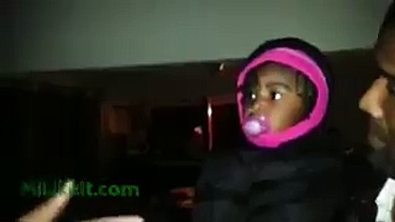 Une petite fille voit pour la première fois le frère jumeau de son papa