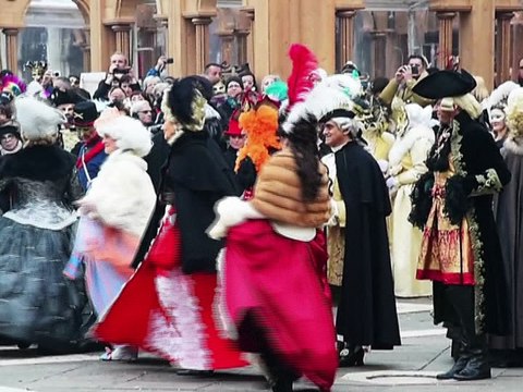 Lancement du carnaval de Venise avec le saut de l'ange à Saint-Marc