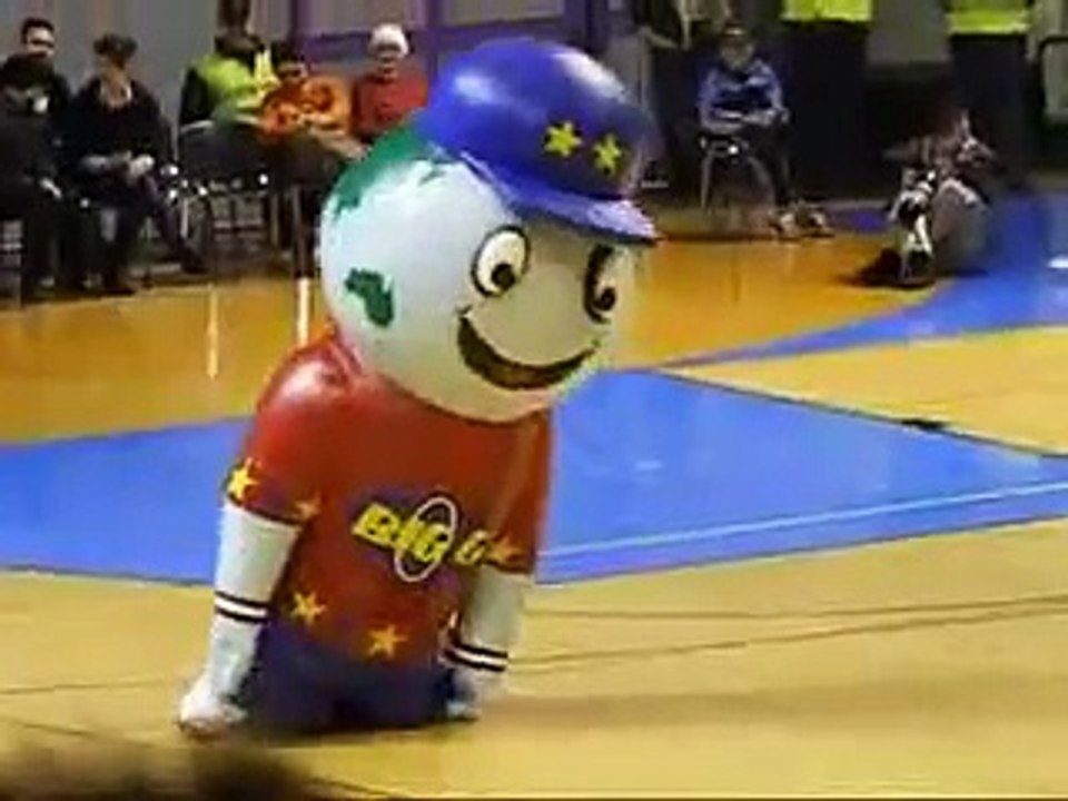 чел в костюме жжет))) Я УМЕР!.avi